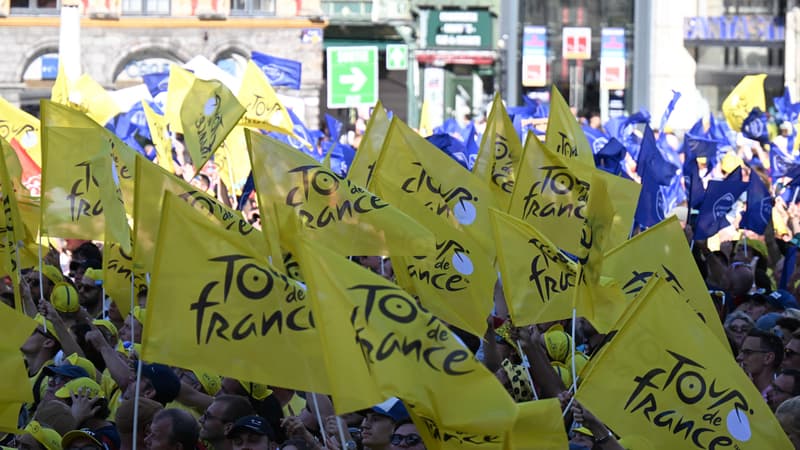 Des fans regroupés à Lille pour la présentation des coureurs du Tour de France 2025 avant le Grand Départ.