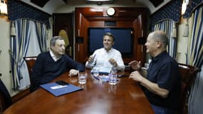 Mario Draghi, Emmanuel Macron et Olaf Scholz dans le train pour se rendre à Kiev depuis la Pologne, mercredi 15 juin 2022.