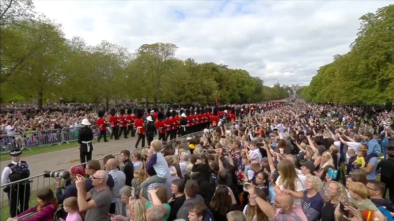 Des centaines de Britanniques de part et d'autre de The Long Walk.