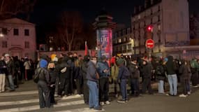Plus d'une centaine de personnes a participé à un rassemblement ce lundi 17 février 2025 devant la gare de l'Est, au lendemain de l'attaque contre une association de travailleurs immigrés.