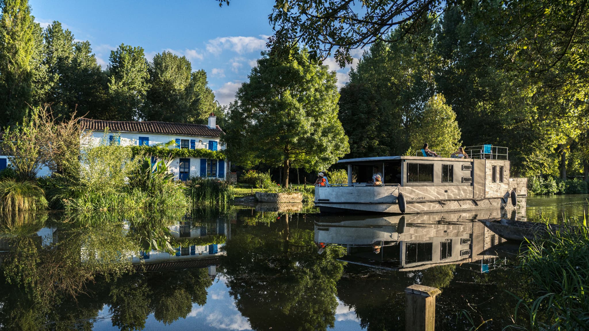 Le Marais Poitevin, en Vendée, offre l'illusion du bayou en Louisiane.