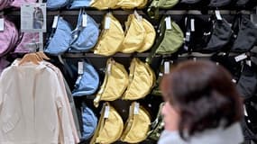 Le rayon des sacs dans le magasin Uniqlo de Tokyo au Japon, le 16 janvier 2024.