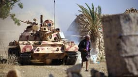 Char des forces progouvernementales dans un combat avec des rebelles chiites Houthis, le 6 avril à Taez dans le sud-ouest du Yemen