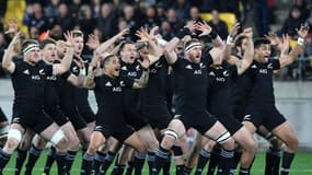 Les joueurs néo-zélandais de rugby, les All Blacks, en plein "haka", le 15 septembre 2018, à Wellington, face à l' équipe d'Afrique du sud

