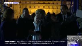 Claude Chirac remonte la file d'attente pour remercier les personnes présentes aux Invalides