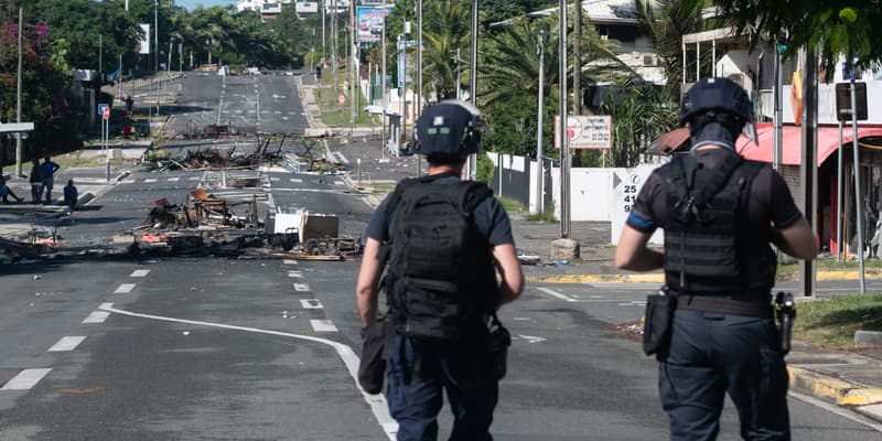 Des policiers dans les rues de Nouméa ce samedi 18 mai 2024.