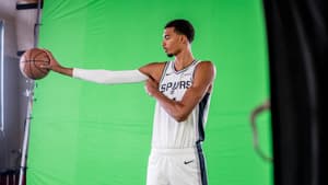 Victor Wembanyama prend la pose pendant le Media Day des Spurs en NBA, le 29 septembre 2025