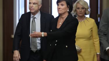 John McCain rentre au Sénat, atteint physiquement.