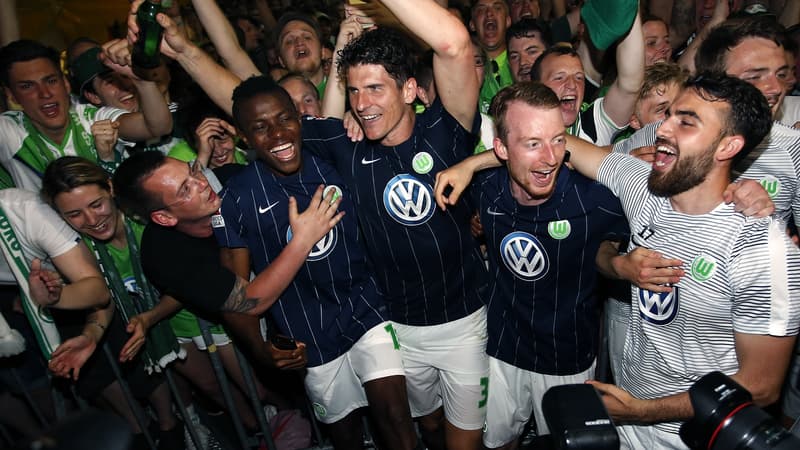 Mario Gomez et les joueurs de Wolfsburg font la fête