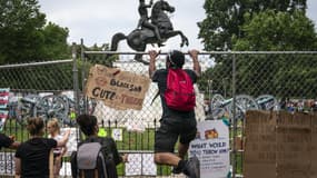 Des manifestants tentent de mettre à terre une statue d'Andrew Jackson, le 22 juin 2020 à Washington (USA).
