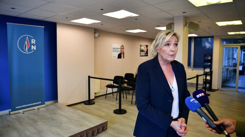 Marine Le Pen au siège du RN.