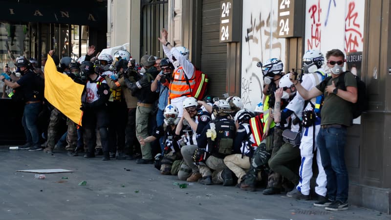 Des street medics, venant en aide aux personnes blessées en manifestation, s'abritent le 20 avril 2019 à Paris. 