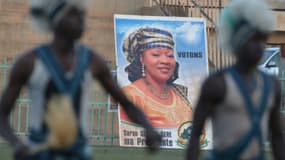 Une affiche électorale à l'effigie de la candidate à la présidentielle burkinabé Saran Sere Sereme à Ouagadougou le 26 novembre 2015
