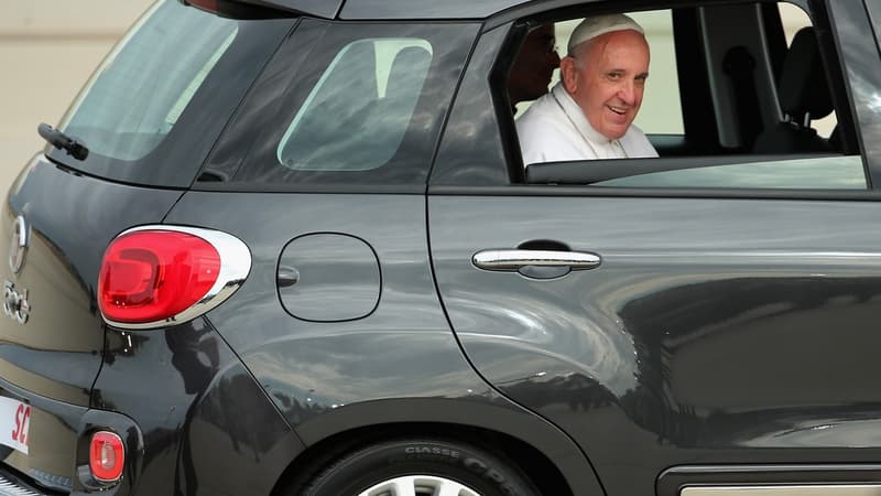 La petite voiture noire était l'une des deux Fiat 500 mises à disposition du souverain pontife pour sa première visite à New York, en 2015.