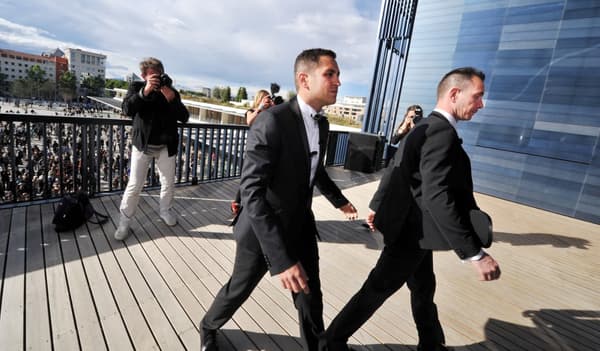 Bruno Boileau et Vincent Autin quittent le balcon pour répondre aux demandes des journalistes après leur mariage le 29 mai à Montpellier 