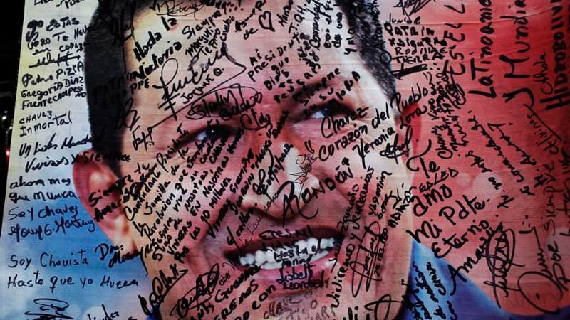 Portrait d'Hugo Chavez recouvert de messages de ses partisans, à Caracas. Une foule immense et plus d'une vingtaine de chefs d'Etat sont attendus ce vendredi pour ses obsèques solennelles à Caracas, où des centaines de milliers de Vénézuéliens se pressent