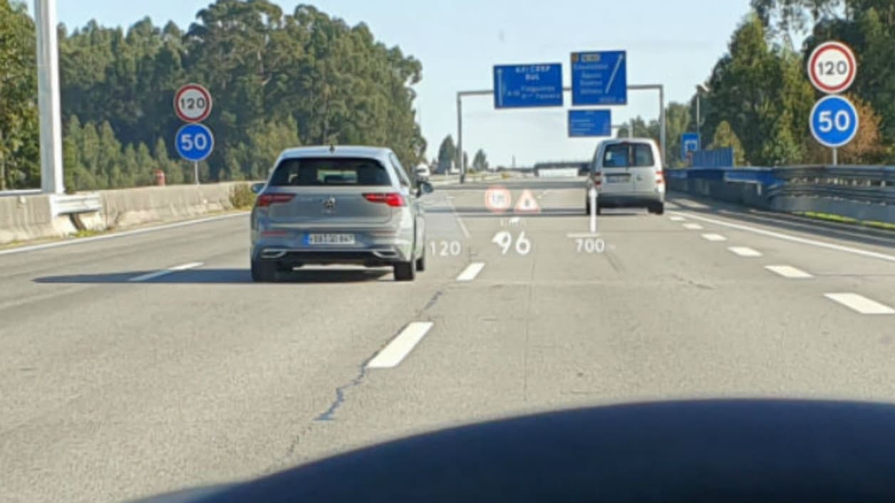 L'affichage tête haute directement dans le pare-brise, un vrai plus sur cette nouvelle Golf. L'affichage tête haute directement dans le pare-brise, un vrai plus sur cette nouvelle Golf.