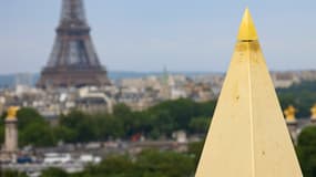 La pointe a été installée ce mardi au sommet de l'obélisque.