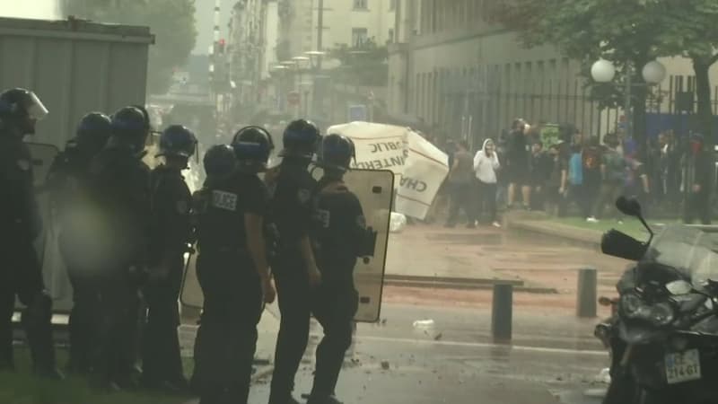 Les forces de l'ordre ont essuyé des jets de projectiles à proximité de la Place Bellecour à Lyon lors d'une manifestation contre le pass sanitaire, le 24 juillet 2021.