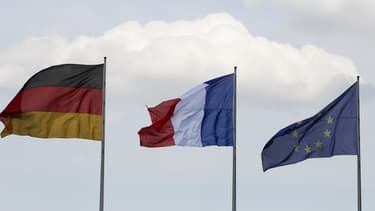 Jean-Marc Ayrault a tenté samedi d'apaiser les tensions entre Paris et Berlin en appelant à un dialogue "intense et sincère" entre les deux moteurs de la construction européenne. /Photo d'archives/REUTERS/Tobias Schwarz