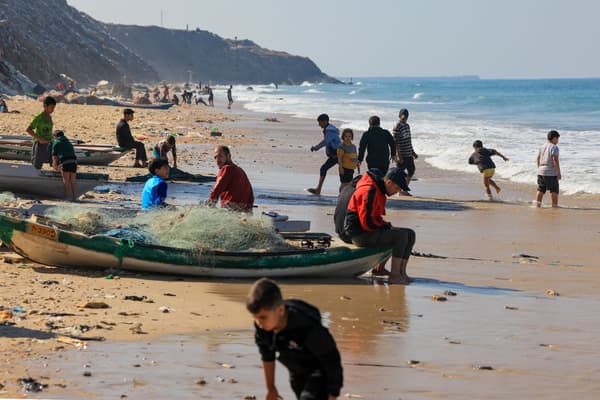 Des Palestiniens se rassemblent sur la plage de Deir el-Balah, dans le centre de la bande de Gaza, le 30 novembre 2023, au septième jour de la trêve entre Israël et le Hamas.