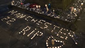 Des bougies en hommage aux victimes de l'attentat de Manchester le 29 mai 2017 à Saint Ann's square