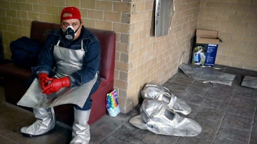 José Israel Ramirez prend une pause lors d'une crémation au cimetière de Ciudad Nezahualcoyotl, dans la banlieue de Mexico, le 3 juin 2020