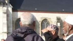 Des musulmans parmi la foule à Saint-Etienne-du-Rouvray lors de la cérémonie de réouverture de l'église.