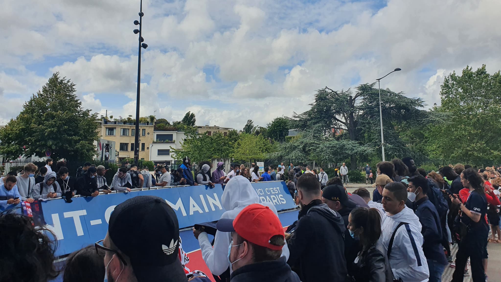 Des supporters du PSG attendent Messi devant le Parc des Princes à Paris