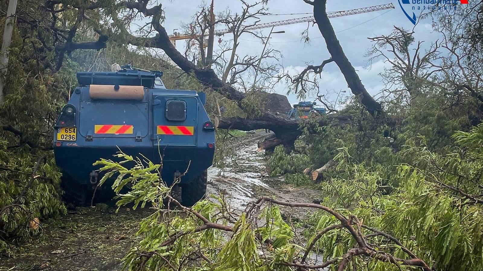 Cette photographie prise le 15 décembre 2024 montre la gendarmerie française lors d'une opération de sauvetage à Mayotte Cette photographie prise le 15 décembre 2024 montre la gendarmerie française lors d'une opération de sauvetage à Mayotte