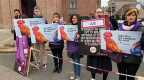 Une vingtaine de défenseurs de la cause animale se sont mobilisés à Beuvry-la-Forêt contre les combats de coqs ce samedi 4 mars 2023.