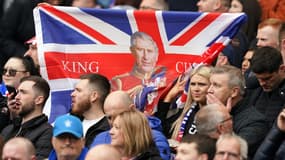 Un drapeau de Charles III brandi par des supporters des Rangers, à Glasgow le 30 mai 2023