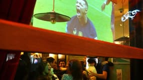 De nombreux supporters se sont réunis dans les bars parisiens pour voir la finale entre la France et l'Argentine, le 18 décembre 2022