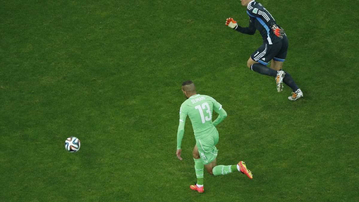 L'Allemand Manuel Neuer (en haut) au duel avec l'Algérien Islam Slimani lors de la Coupe du monde 2014