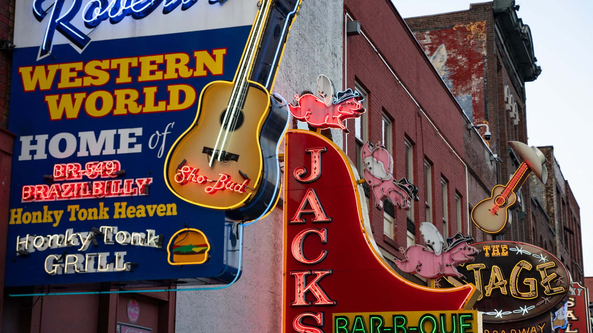 Des enseignes sur Broadway à downtown Nashville dans le Tennessee, la capitale de la country, le 13 mars 2024