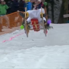 En Bavière, une course de luge insolite... et beaucoup de chutes