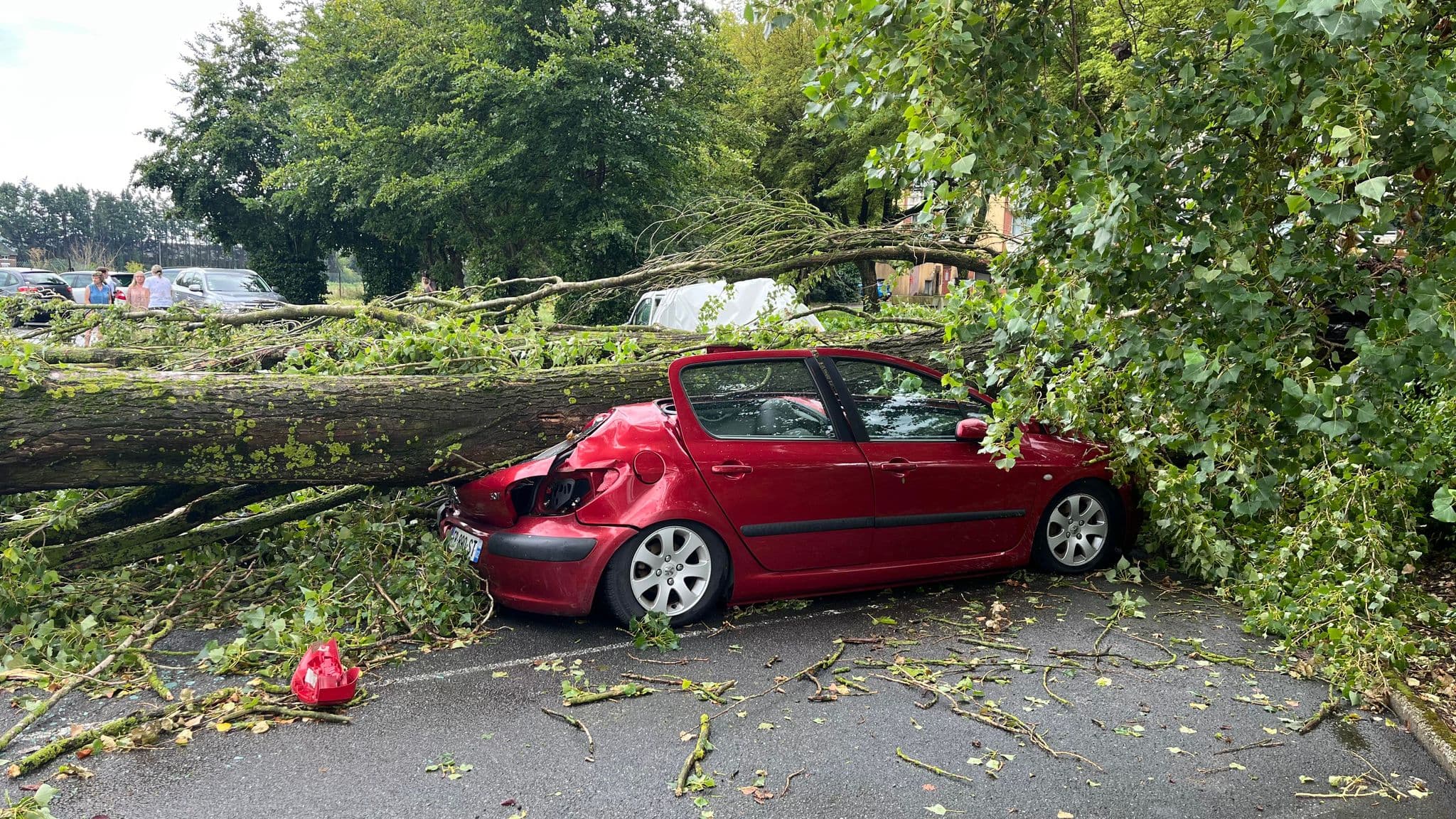 Une voiture victime des orages en Picardie. Une voiture victime des orages en Picardie.