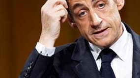 Selon un sondage CSA, la cote de confiance de Nicolas Sarkozy baisse de deux points à 34% et celle de François Fillon de quatre points à 38% par rapport au mois précédent. /Photo prise le 29 mars 2010/REUTERS/Lucas Jackson