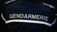 Illustration de la gendarmerie nationale, gros plan sur l'inscription "gendarmerie" dans le dos d'un gendarme. 
