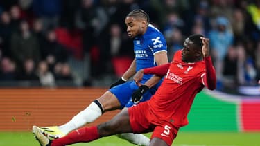Christopher Nkunku au duel avec Ibrahima Konaté lors de Chelsea-Liverpool (0-1, a.p., finale League Cup), le 25 février 2024