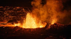 De la lave volcanique sort d'une fissure, en Islande, le 19 décembre 2023 après l'éruption volcanique débutée lundi, au sud de la capitale Reykjavik.