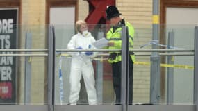 Deux officiers de police à Manchester après l'attentat à l'Arena.