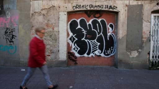 Une fenêtre murée d'un immeuble à Barcelone pour dissuader les mafias qui "séquestrent" des appartements, le 28 avril 2017