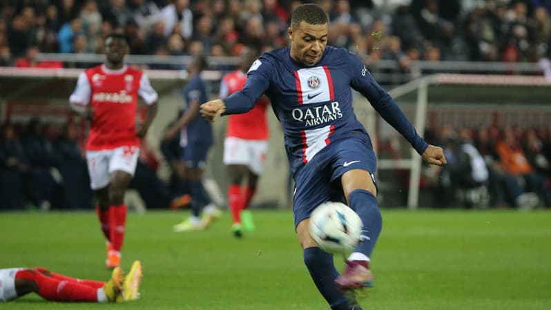Mbappé en pleine frappe lors de Reims-PSG, le 8 octobre 2022