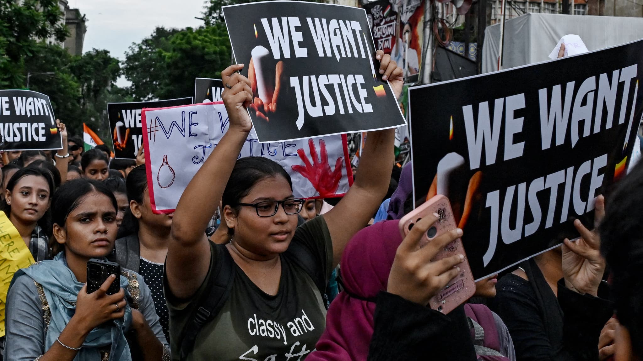Des pancartes "nous demandons justice", brandies par des manifestantes après le viol et le meurtre d'une femme médecin, à Calcutta, en Inde, le 16 août 2024 Des pancartes "nous demandons justice", brandies par des manifestantes après le viol et le meurtre d'une femme médecin, à Calcutta, en Inde, le 16 août 2024
