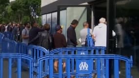 Les abonnés marseillais tirés au sort faisant la queue pour récupérer leur billet