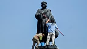 Des employés municipaux nettoient la statue de Christophe Colomb à Mexico, en octobre 2020