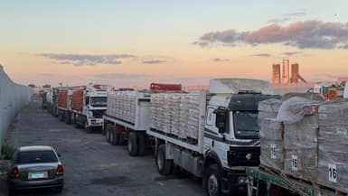 Des camions chargés d'aide humanitaire à destination de Gaza, le 15 octobre 2025.