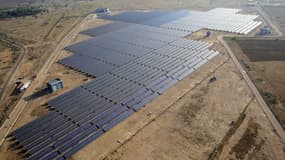 La centrale solaire de Khimsar alimente le village isolé dans le nord de l'Inde.