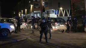 Des membres de l'unité CRS8 en patrouille dans un quartier à la périphérique de Mamoudzou, le 25 avril 2023 à Mayotte. PHOTO D'ILLUSTRATION